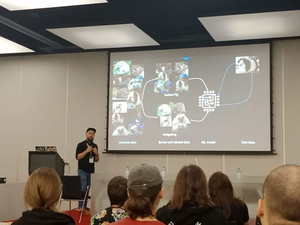 Marek Malinowski on the Pyrkon Festival stage explaining supervised learning